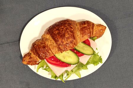 Круассан с ветчиной