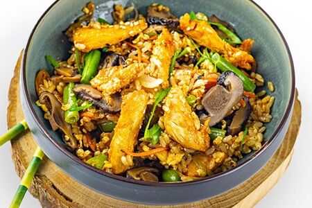 Вок с рисом, цыпленком, яйцом