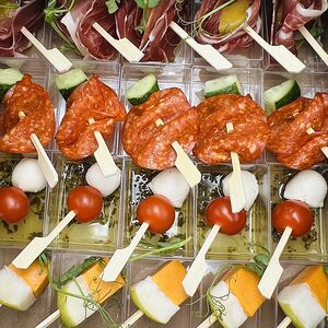 Сет ассорти из сырных и мясных канапе
