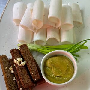 Сало с горчицей и ржаными гренками