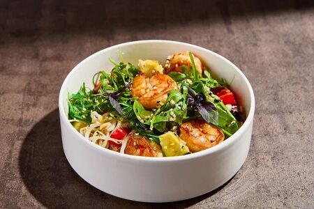 Боул с киноа, авокадо и рукколой