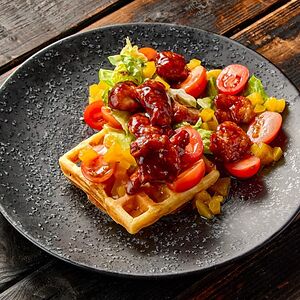 Салат с курицей BBQ