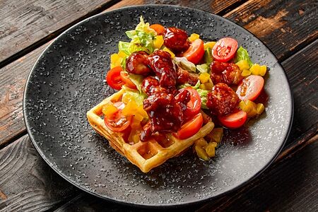 Салат с курицей BBQ