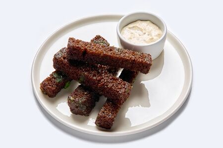 Гренки чесночные с соусом Тартар