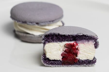 Макарон Кокос-ежевика