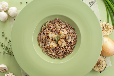 Греча с шампиньонами и жареным луком