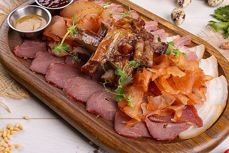 Мясная тарелка собственного копчения