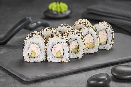 Ролл Калифорния в кунжуте