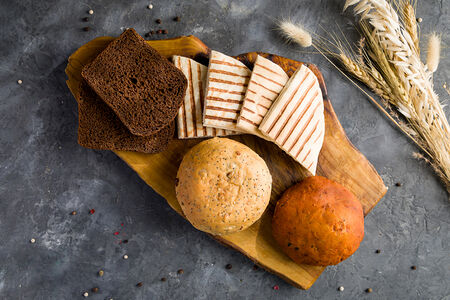 Бездрожжевая булочка с оливками и томатами