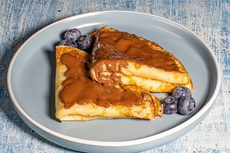 Блины с голубикой и шоколадом 