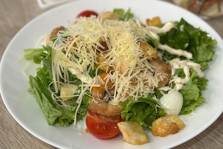 Салат цезарь с креветками 