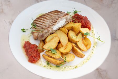 Стейк из свинины, фаршированный сыром и картофелем по-деревенски