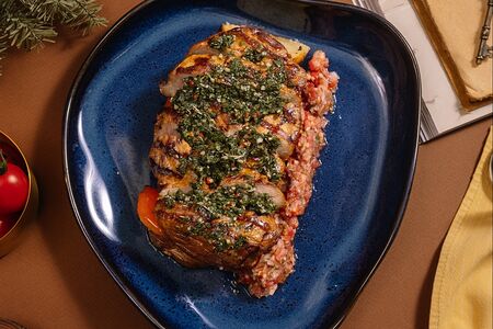 Стейк из cвинoй шеи с печёным картофелем