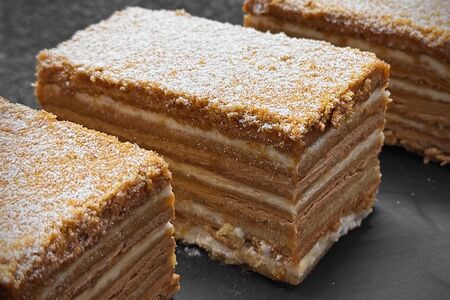 Пирожное Медовик