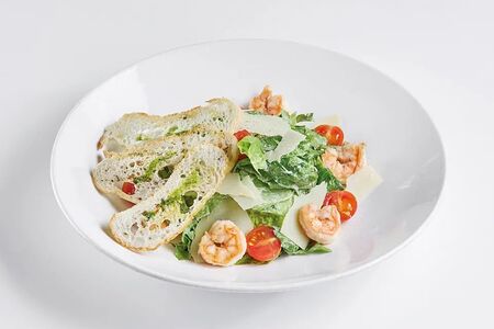 Салат Цезарь с креветками