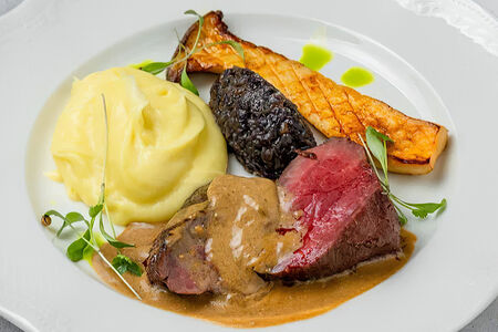 Говяжья вырезка, трюфельное пюре, карамелизированный лук