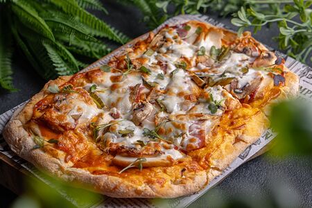 Пицца с цыпленком, беконом и соусом спайси