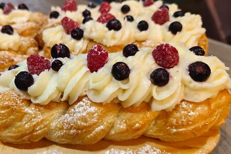 Косичка с заварным кремом и ягодами