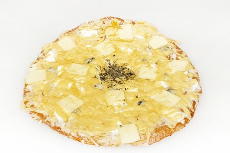 Пицца на тонком тесте 4 сыра