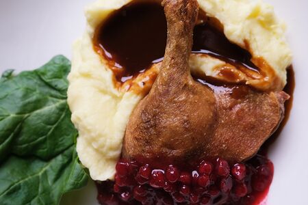 Утиная ножка конфи с брусникой 