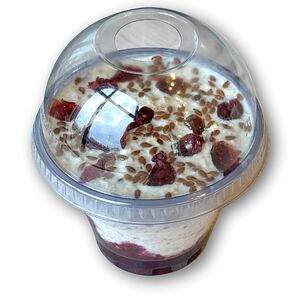 Овсяная каша на молоке с черничным джемом