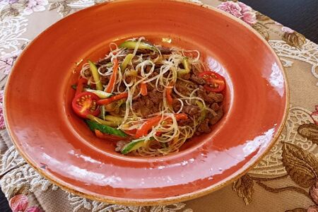 Салат с фунчозой и говядиной