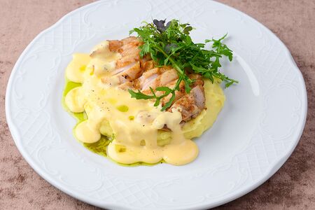 Филе цыпленка с картофельным пюре и сырным соусом