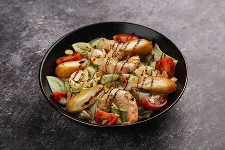 Салат Креветка-кальмар с жареным сыром