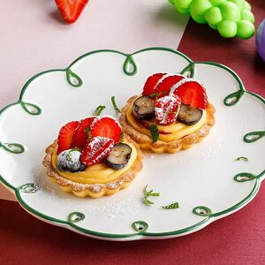 Тарталетки с ягодами и малиновым джемом