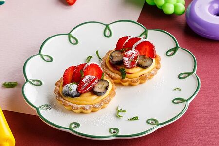 Тарталетки с ягодами и малиновым джемом