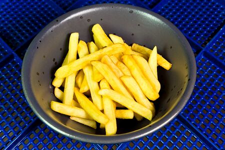 Картофель фри с сырным соусом