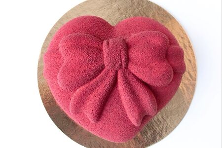 Муссовый торт Сердечко с бантом Малина-личи