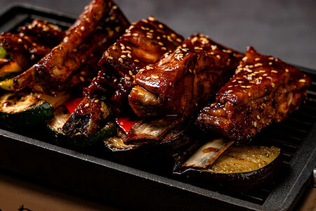 Запечённые бараньи рёбра с овощами в императорском соусе