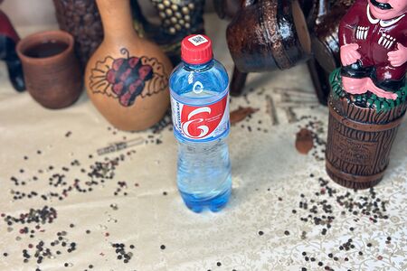 Минеральная вода Елисеевская с газом