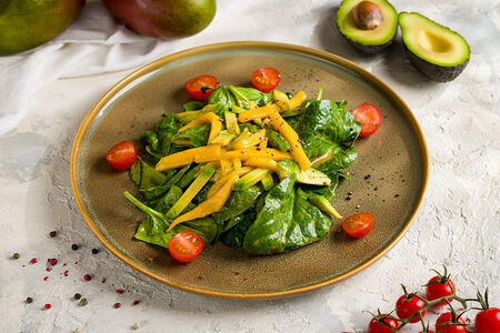 Салат из шпината, манго и авокадо