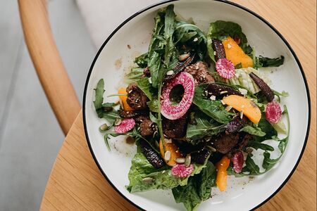 Теплый салат с куриной печенью