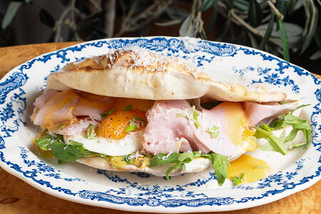 Пита с тамбовским окороком и глазуньей