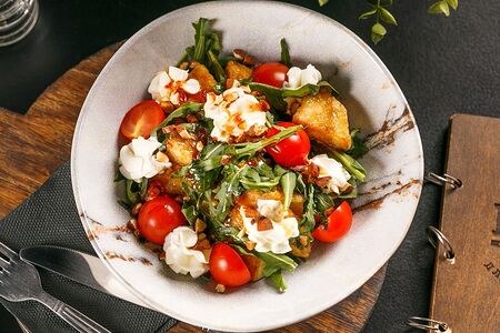 Салат с карамелезированными баклажанами и миндалем