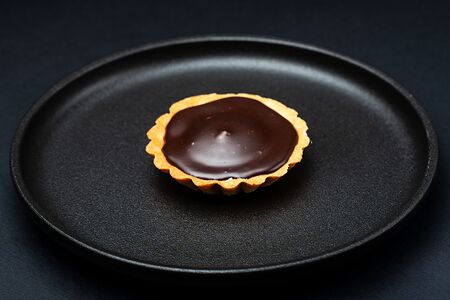 Тарт шоколадный с маршмеллоу и малиной