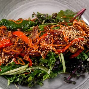 Салат с говядиной брискет и овощами