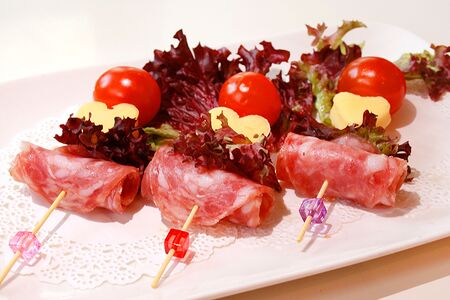 Канапе с сыром и Сальчичон