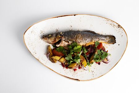 Лаврак на гриле с обжаренным молодым картофелем и ташкентскими томатами