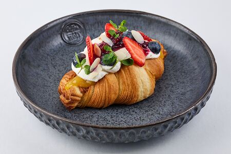 Круассан с кремом и ягодами