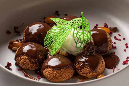 Ассорти профитролей с шоколадным соусом