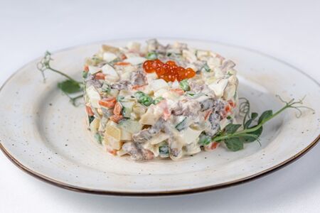 Оливье с говядиной и свежим горошком