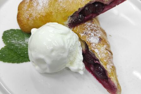 Штрудель с вишней