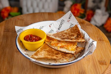 Кесадилья с хрустящей креветкой