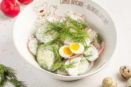 Деревенский салат с перепелиным яйцом