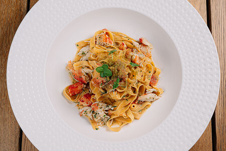 Тальятелле с мясом краба