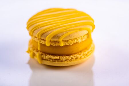 Макарон Манго-маракуйя 